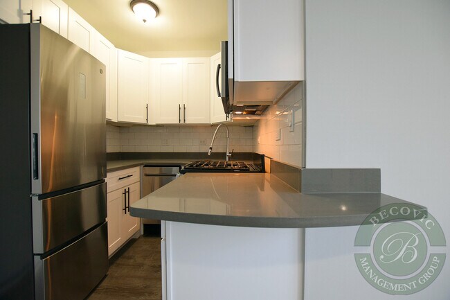 Building Photo - 1521 W Sherwin Ave