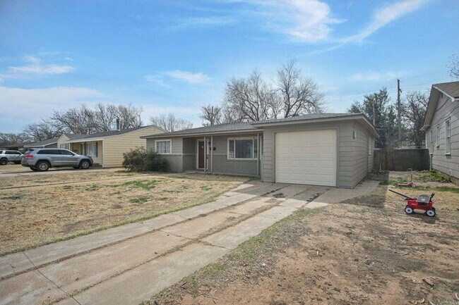 Building Photo - 3/1/1 close to medical and Texas Tech. Neutral colors.. Updated bath