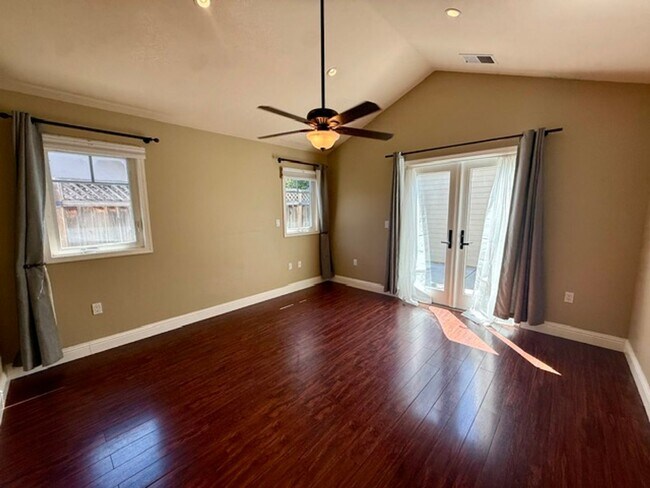 Building Photo - 411 Hiller St