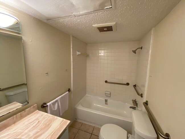 Building Photo - 2704 Stonehaven Ct
