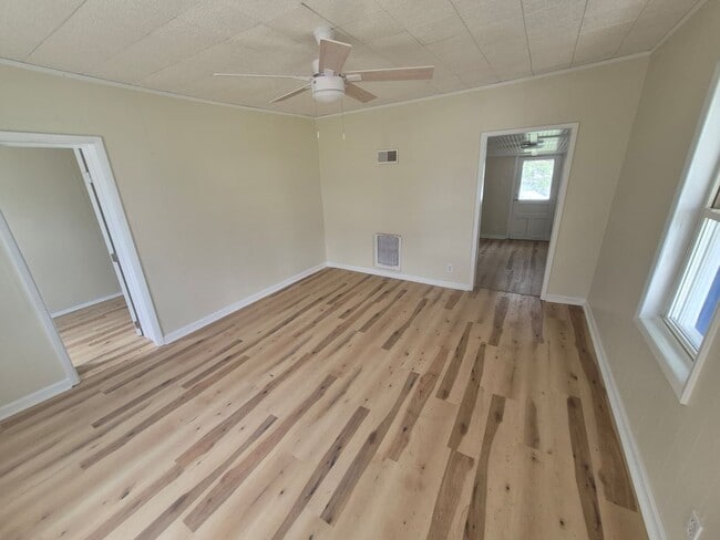 Building Photo - Fully Renovated 2-Bedroom in Elsmere – Off-Street Parking & Yard Space