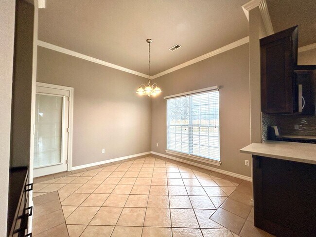 Building Photo - Spacious 3 bed 2 bath Single Family with a Large Fenced Backyard!