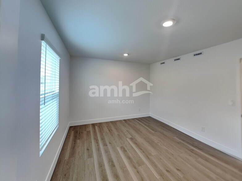 Building Photo - 5872 Vaes Dothrak St