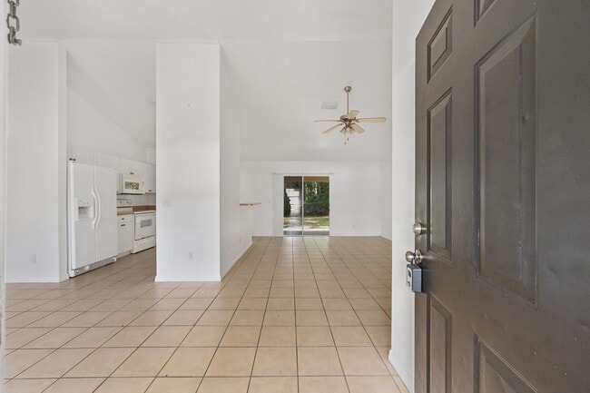 Building Photo - Spacious 3-Bedroom Home with Modern Open Floor Plan in Desirable Marion Oaks!