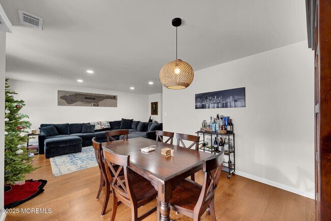 Building Photo - 33 S Pointe Cir