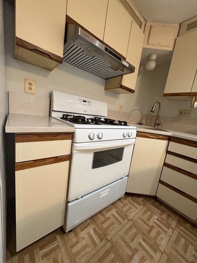 Building Photo - Spacious 3 Bedroom, 2 Bath Townhouse with In-Unit Laundry in Lowell, MA