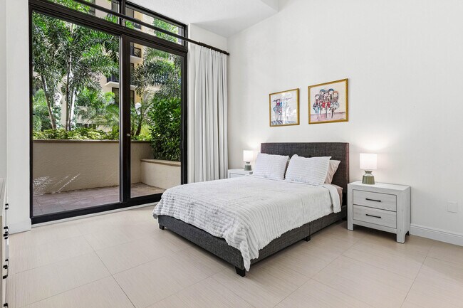 Building Photo - 701 S Olive Ave