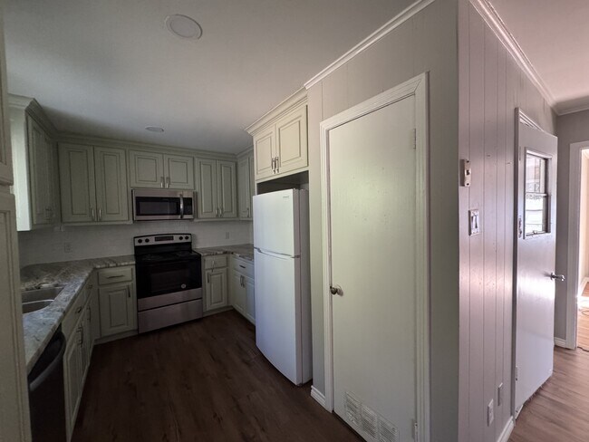 Building Photo - 1019 Brooksy St