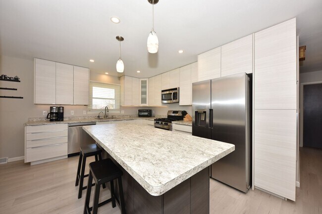 Building Photo - Furnished Mequon 4 bedroom ranch