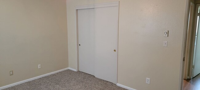 Building Photo - CUTE SINGLE LEVEL DUPLEX - CASCADE PARK