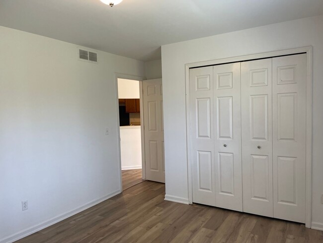 Building Photo - 2-Bedroom Duplex with full basement, 1-Car...