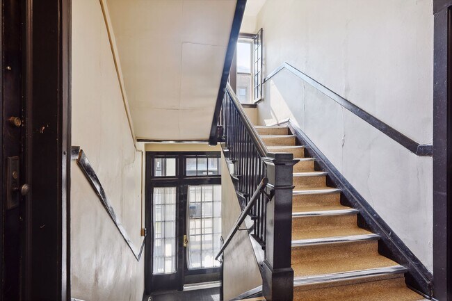 Building Photo - 2733 Girard Ave S