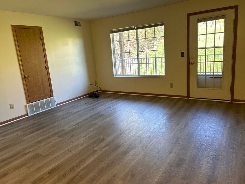 Building Photo - 1005 Valley View Ln