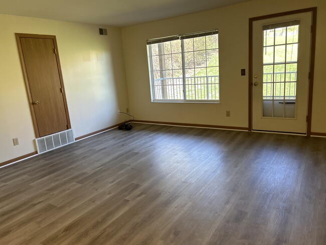 Building Photo - 1005 Valley View Ln