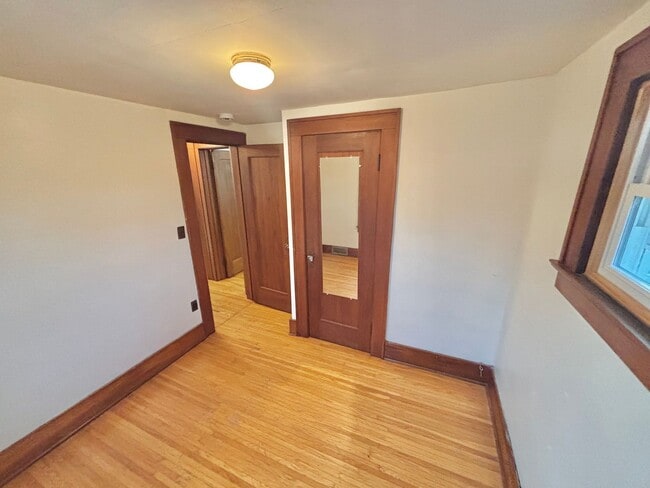 Building Photo - Spacious 3bd House | Driveway | Sunroom