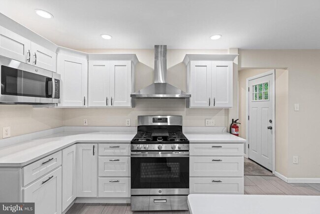 Building Photo - 705 Devon Rd