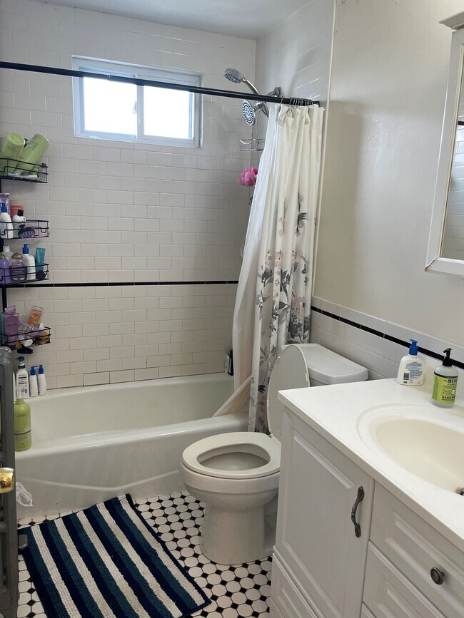 Building Photo - 35 Dickinson Rd