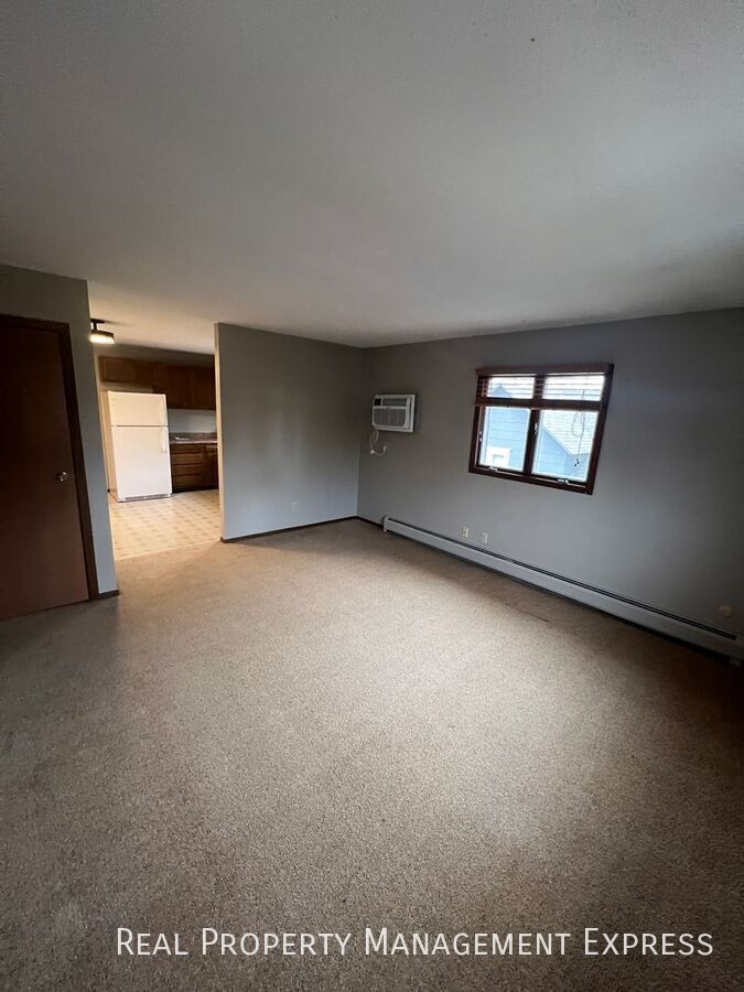 Building Photo - Spacious 2 Bedroom Apartment