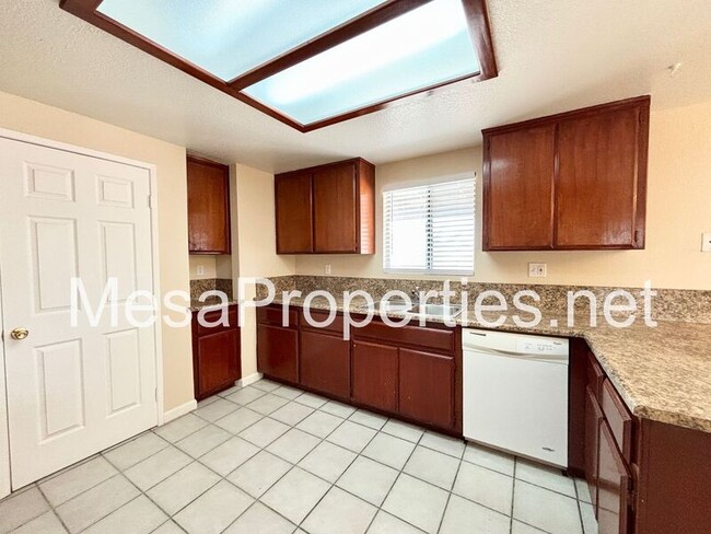 Building Photo - 16578 Odell Ave