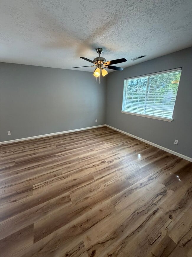 Building Photo - Large 2 Bedroom with Fenced Yard!