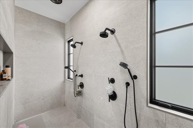 Building Photo - 5839 Richmond Ave