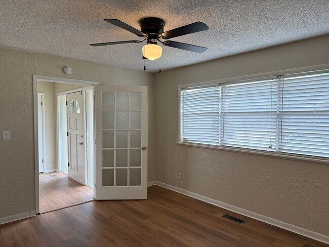 Building Photo - Welcome to this charming 3 bedroom, 2 bath...