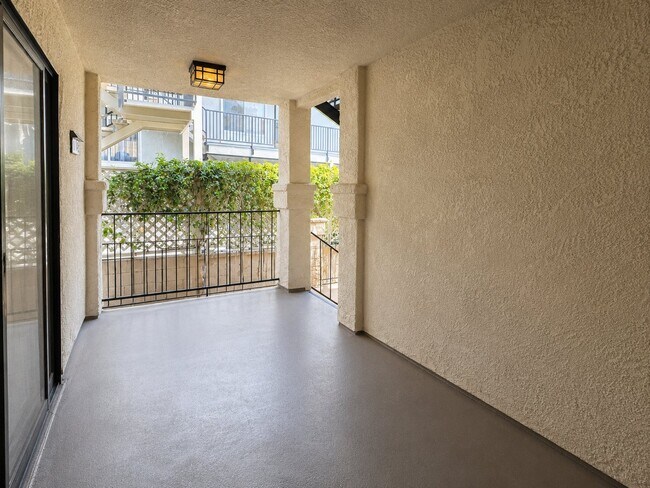 Building Photo - 625 E Palm Ave