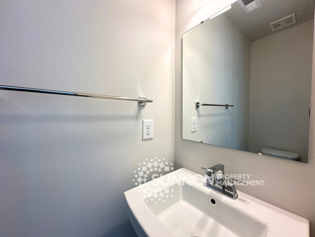 Building Photo - Spacious 3-Bedroom Townhome in a Prime Location