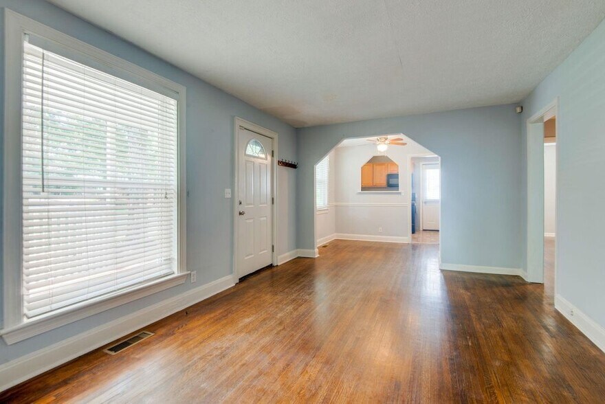 Building Photo - 1215 Kenmore Pl