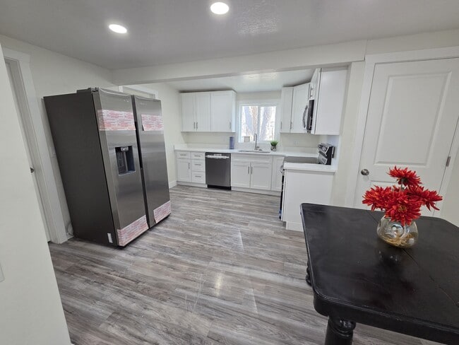 Building Photo - 152 N 200 W St