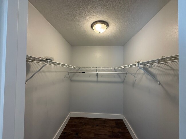 Building Photo - *****Amazing 3-bedroom, 2-bathroom, Carport, Single Family, Bungalow-style Home. Small Dog Friend...