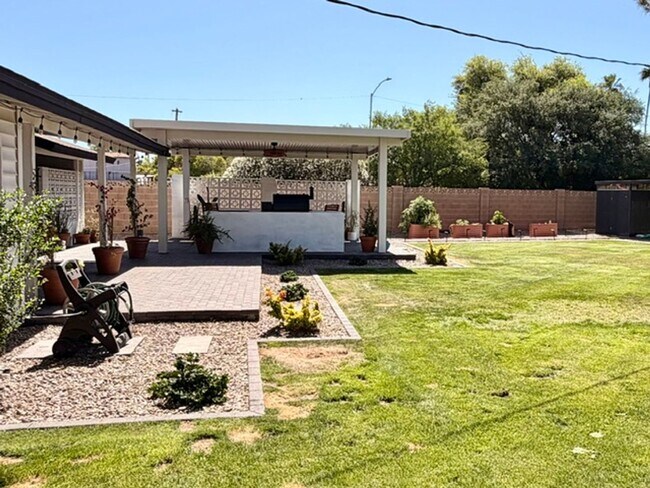 Building Photo - Updated Central Phoenix 3 bed, 2 bath with open layout, stainless steel appliances, and large irr...