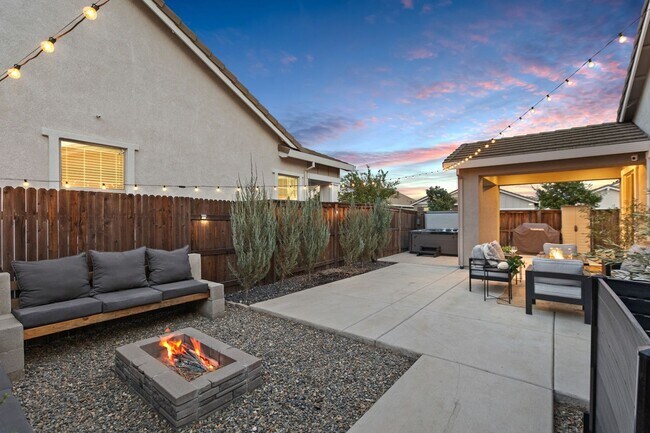 Building Photo - Newer Home on Large Corner Lot with Lots of Natural Light!