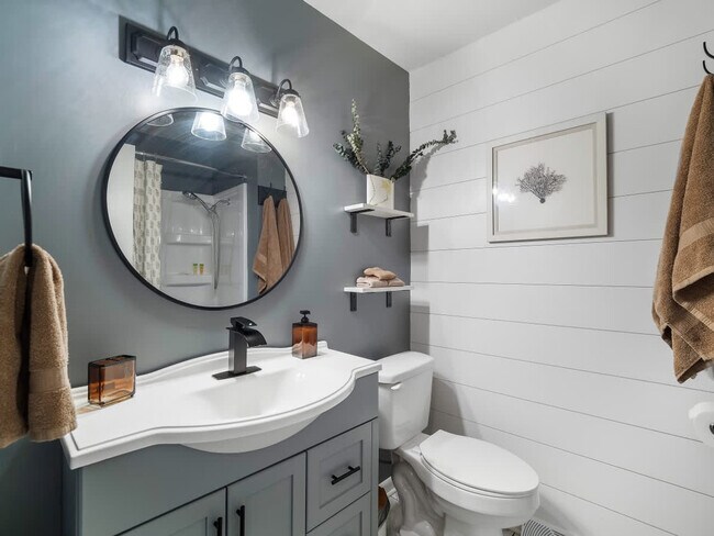 Building Photo - 670 Treeside Dr