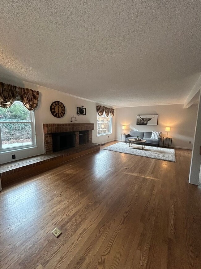 Building Photo - 5 BR/3 1/2 BA in the Desirable Meadowglen Community!!