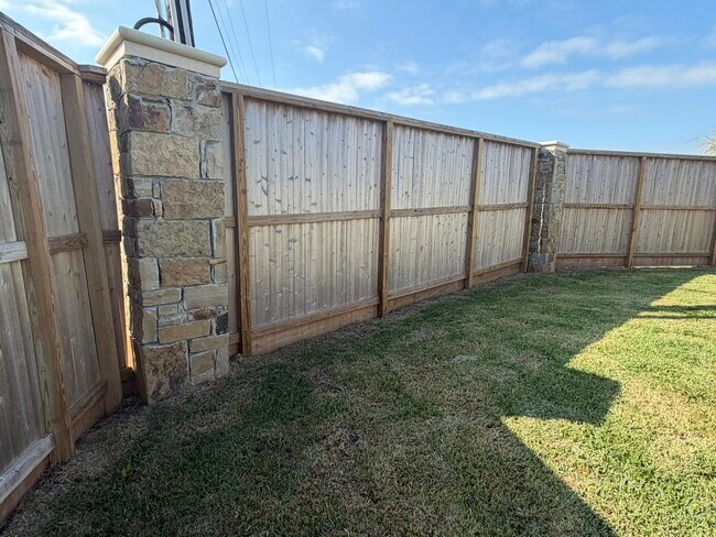 Building Photo - 523 Robin Ct