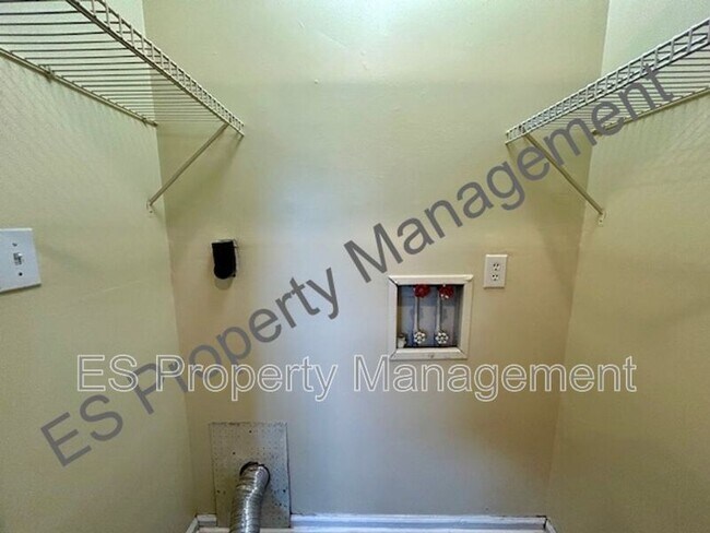 Building Photo - 718 Southfield Ct