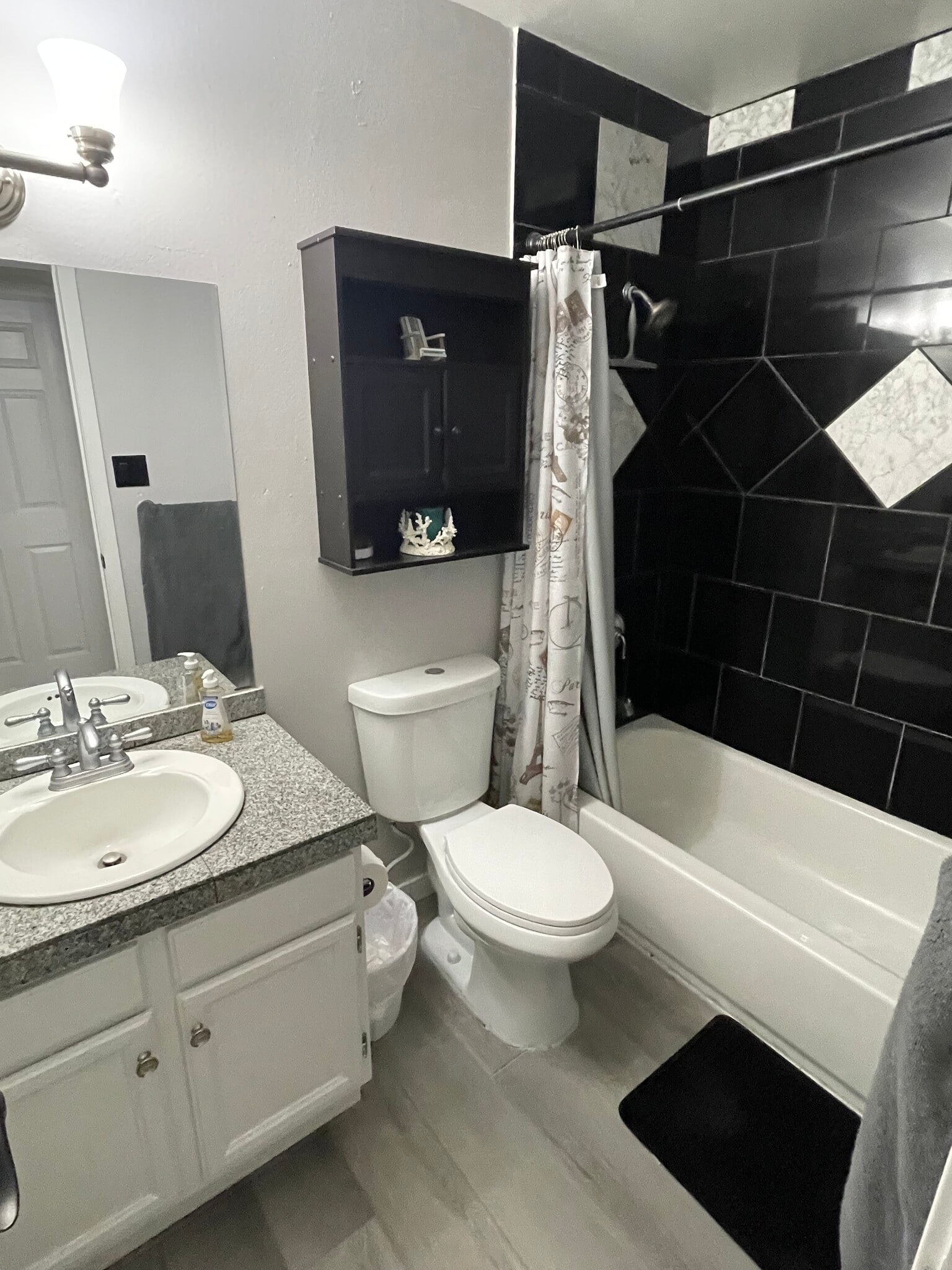 Main bathroom - 1725 S Allison St