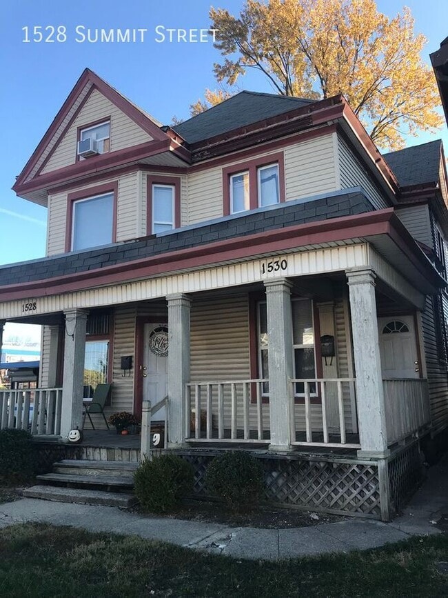 Building Photo - 1528 Summit St