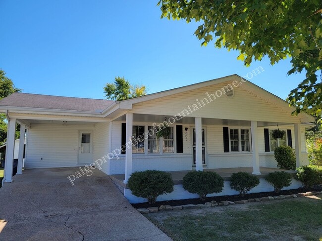 Primary Photo - 2 Bed 1 Bath Bungalow on College