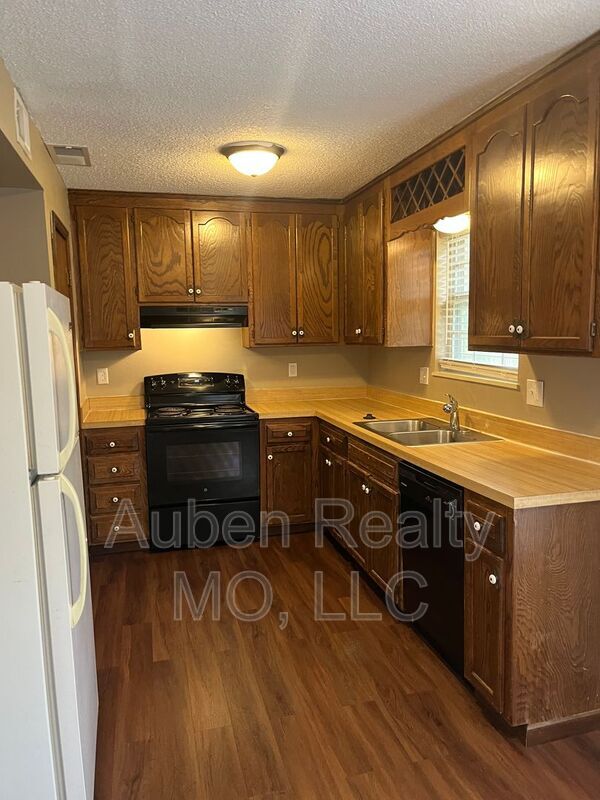 Building Photo - 10115 E 67th St