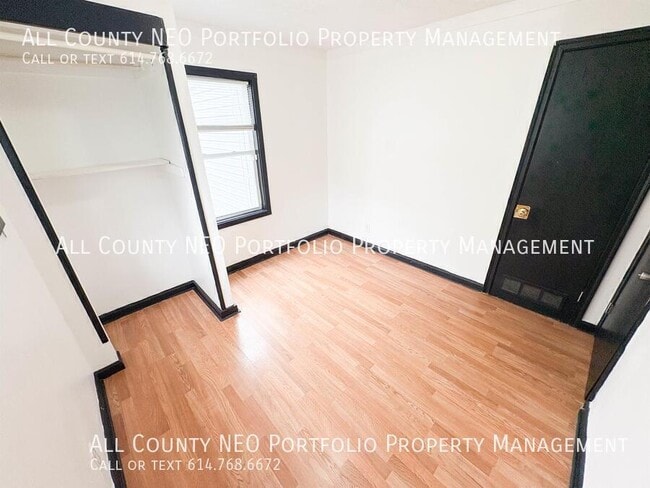 Building Photo - 857 S Waverly St