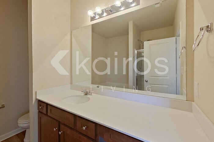 Building Photo - 10994 Lakeview Cir