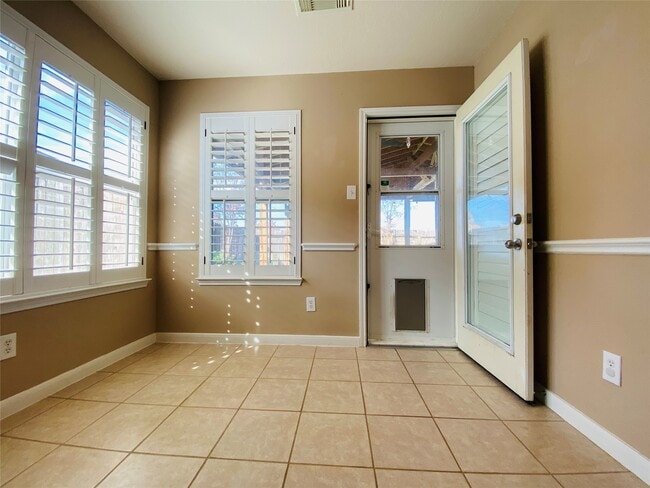 Building Photo - 24638 Lakecrest Village Dr