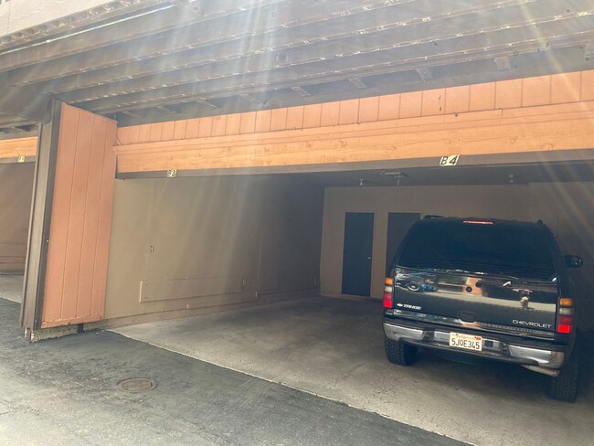 Building Photo - Seasonal Furnished Rental