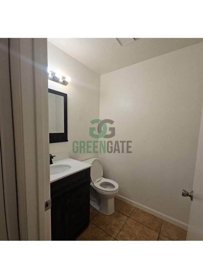 Building Photo - Beautiful 3 BEDROOM 2.5 BATH HOME IN MODES...
