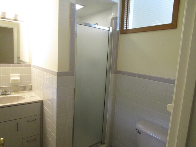Building Photo - 305 Manor Dr