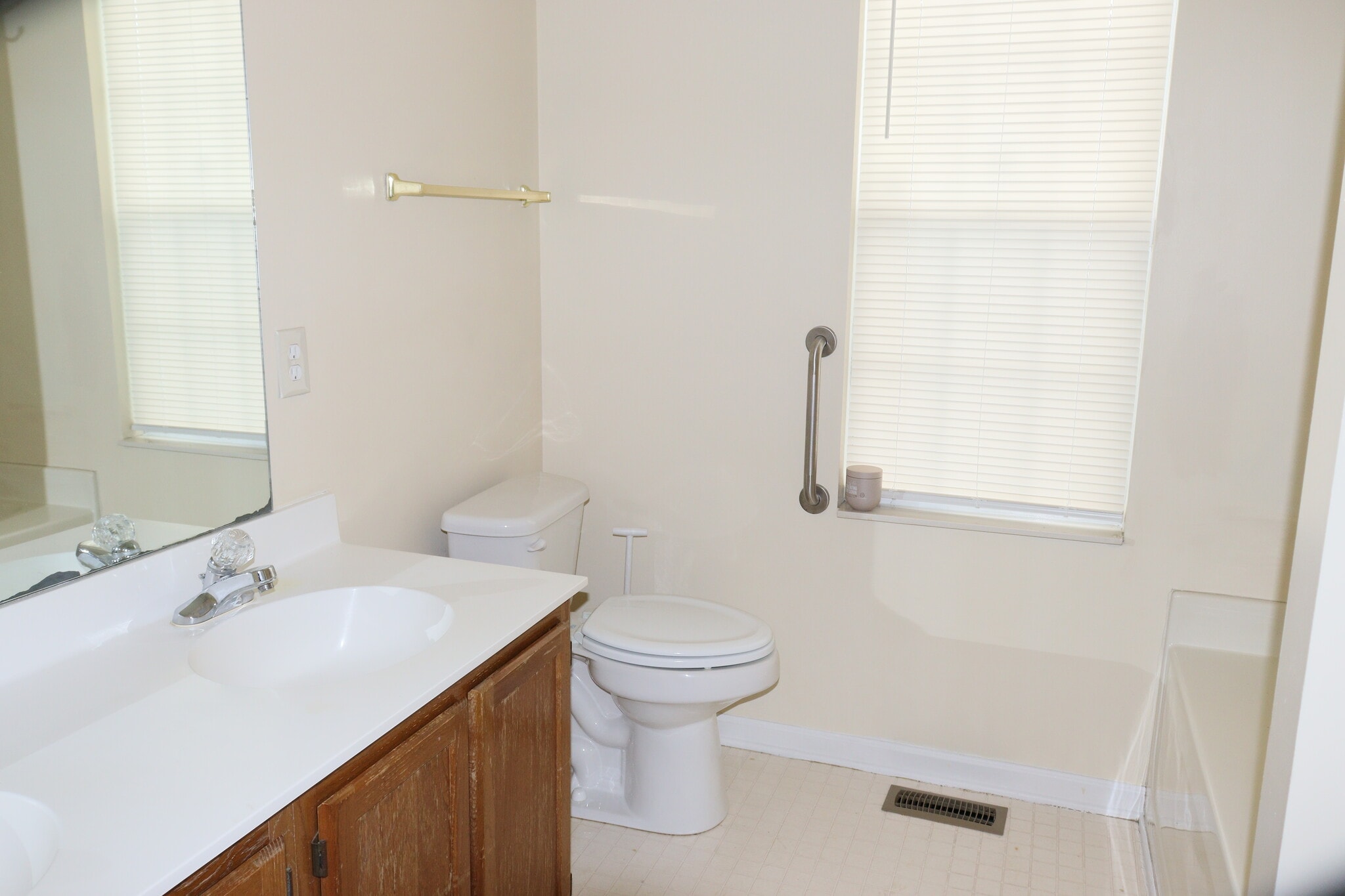 MBR Bath Room - 3924 Calumet Dr