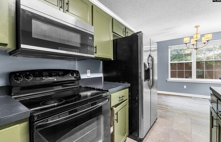 Building Photo - 4223 Woodridge Dr