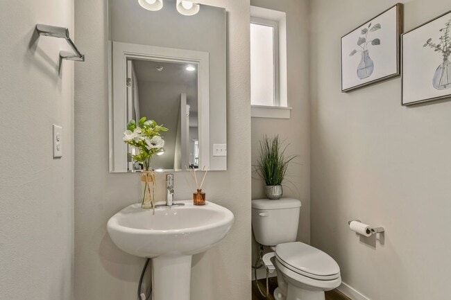 Building Photo - Modern Tri-Level 4BD/3.5BTH Townhouse in Lynnwood for Rent! Pet Friendly!